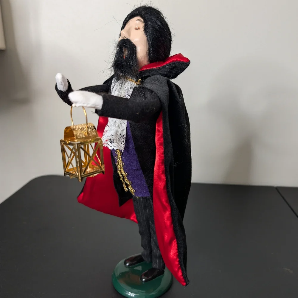 Buyers' Choice Count Dracula Caroler Figurine With Lantern - Picture 2 of 8